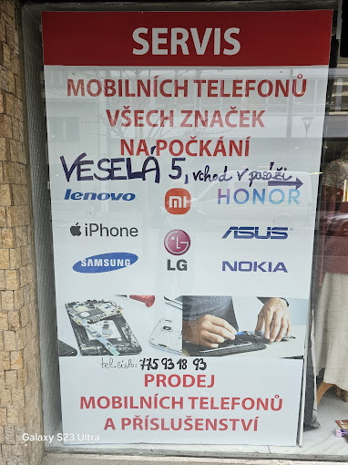 Výloha servisu mobilních telefonů všech značek na Veselé 5 v Brně – vchod v pasáži