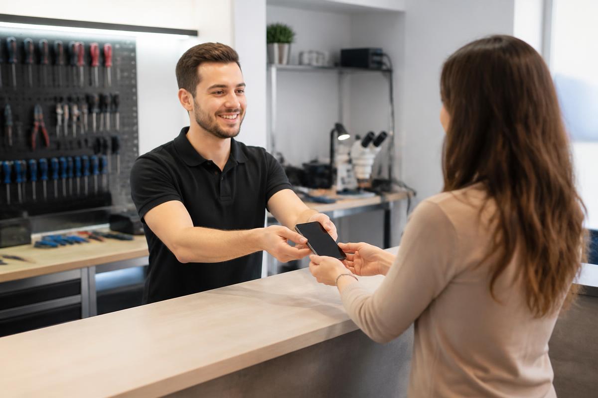 Předání opraveného telefonu zákaznici v servisu mobily-servis
